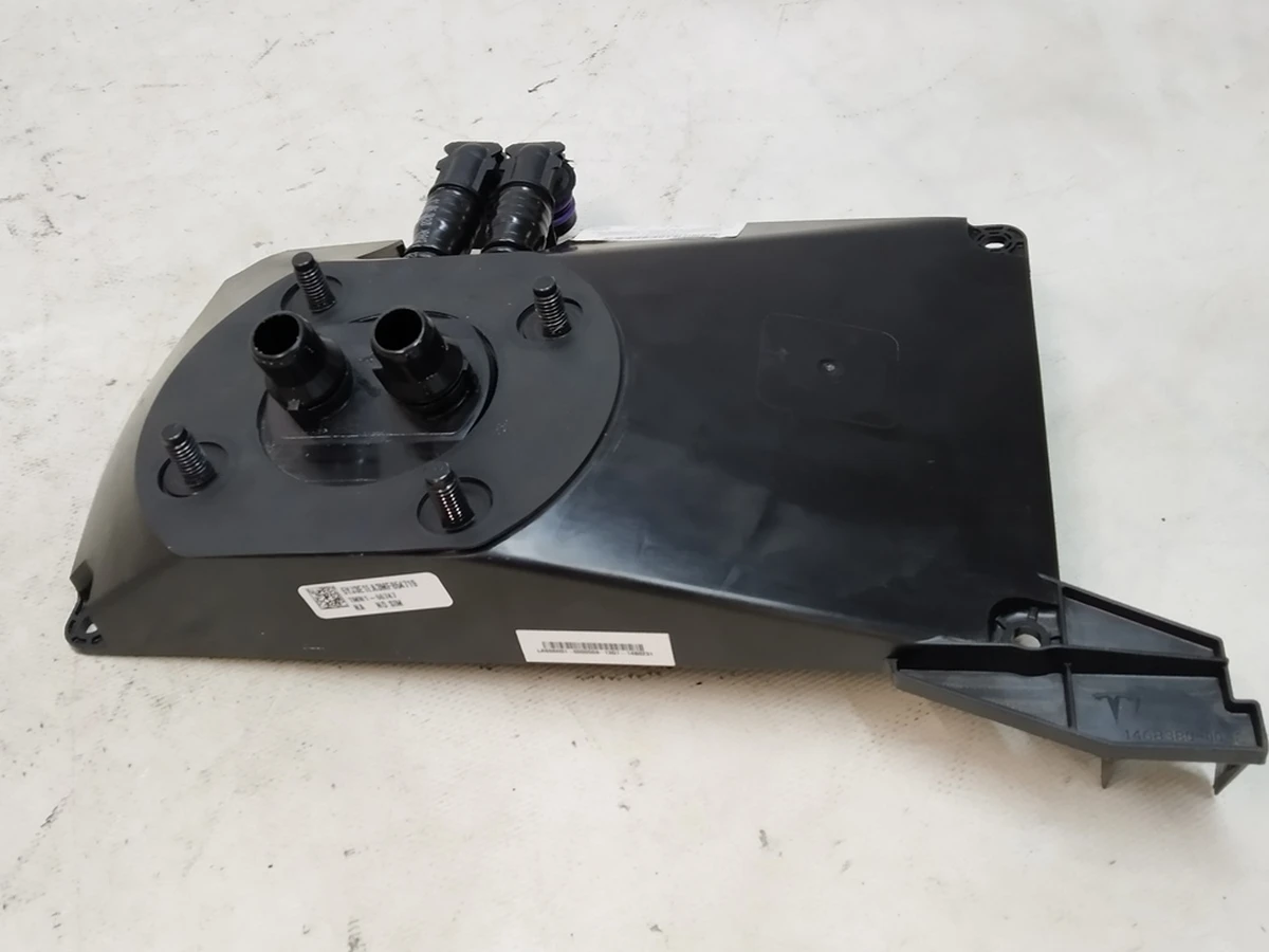 1 Кронштейн крепления компьютера автомобиля в сборе с патрубками охлаждения Tesla Model 3 1566786-00-C