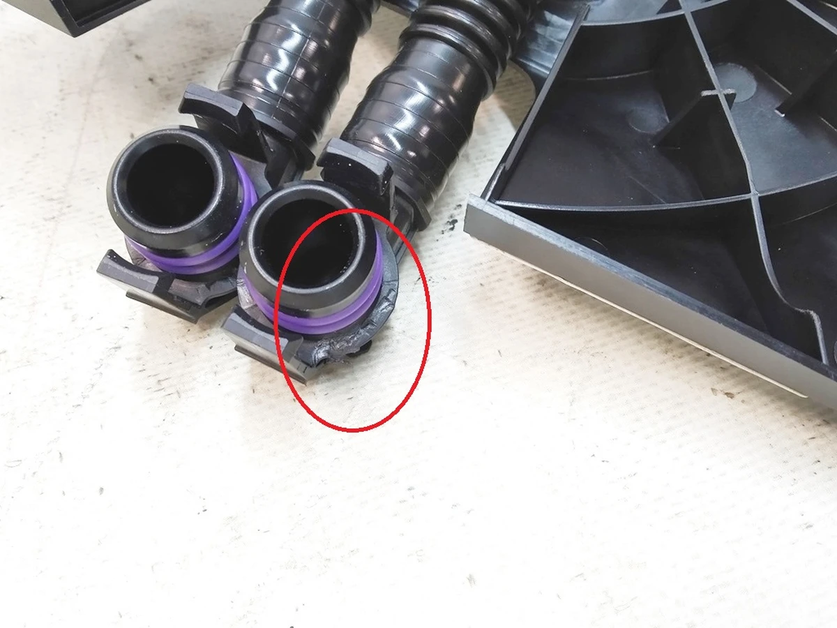 1 Кронштейн крепления компьютера автомобиля в сборе с патрубками охлаждения Tesla Model 3 1566786-00-C