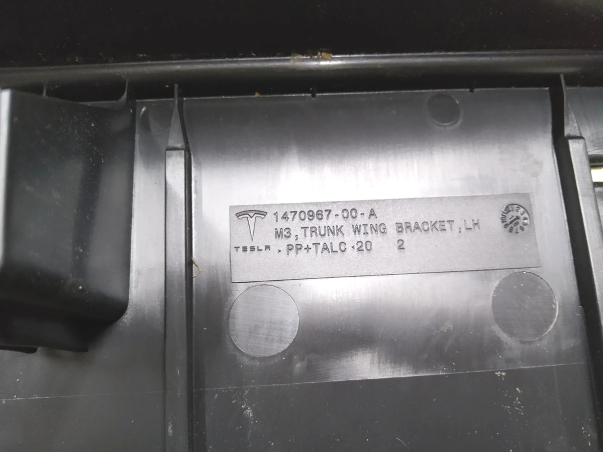 10 Кронштейн кріплення обшивки багажника Tesla model 3 1470967-00-A