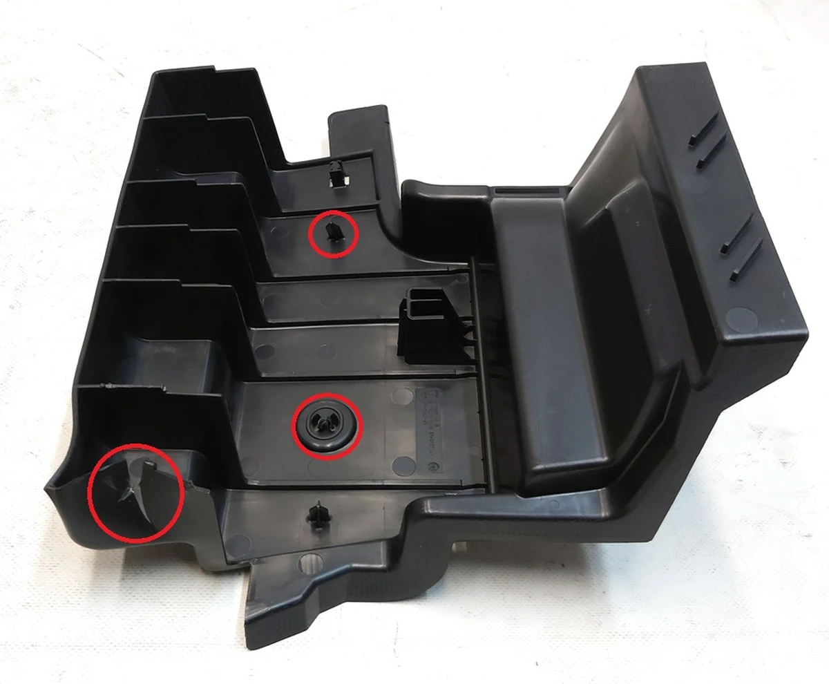 10 Кронштейн кріплення обшивки багажника лівий Tesla model 3 1470967-00-B