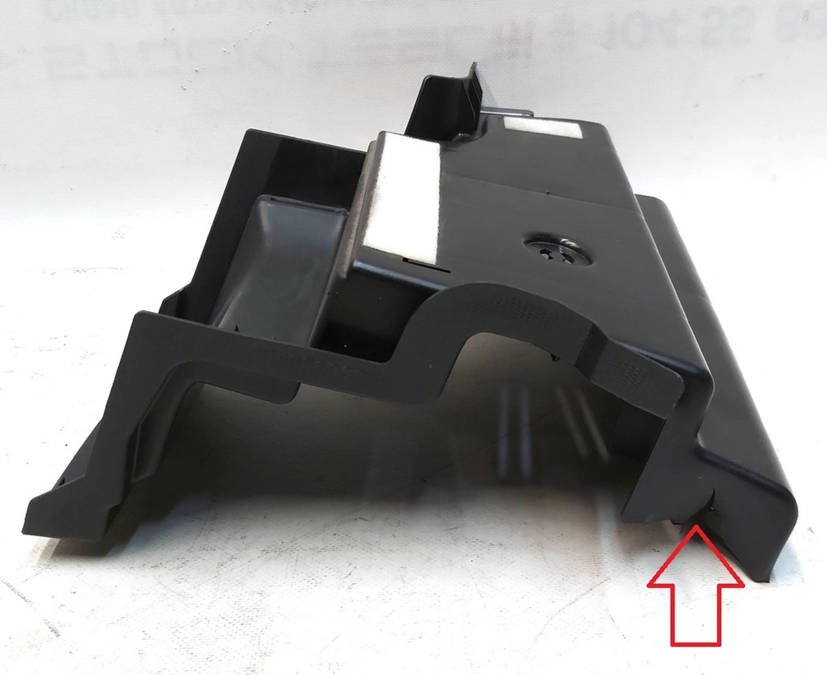 10 Кронштейн кріплення обшивки багажника лівий Tesla model 3 1470967-00-B