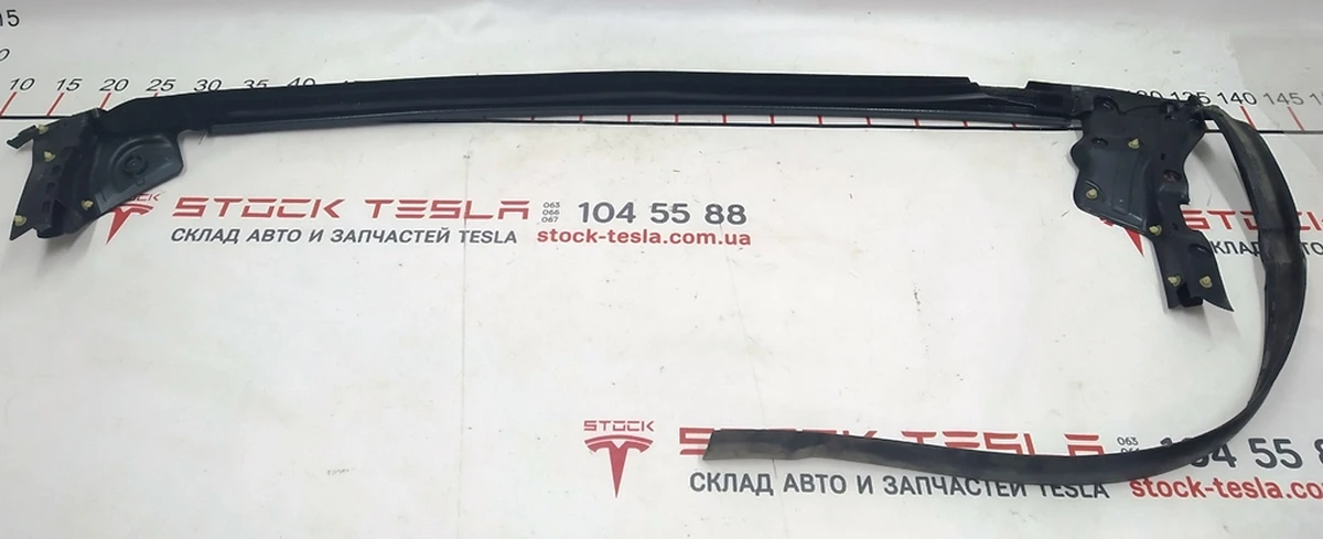 2 Ущільнювач верхній двері передньої правої Tesla model X 1472045-00-A