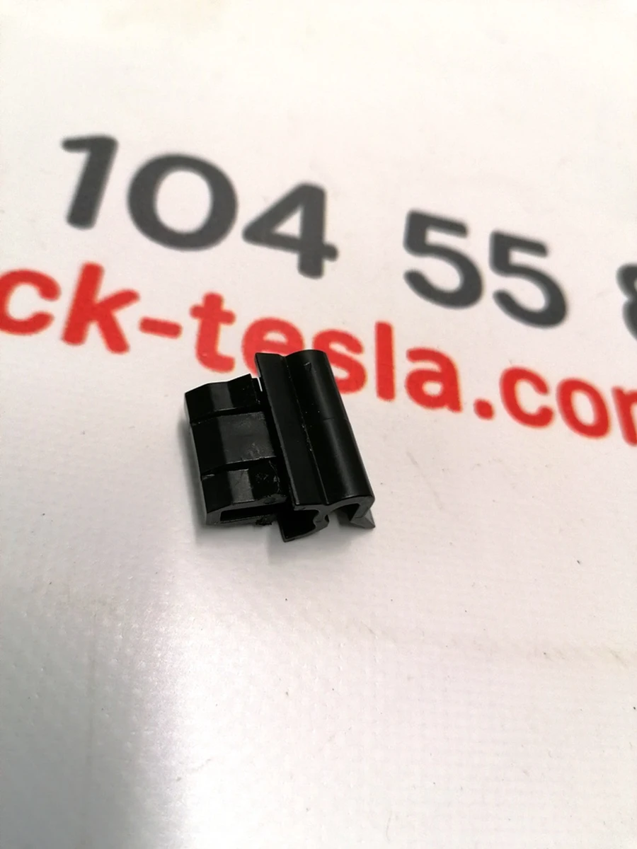 1 Кліпса кріплення переднього багажника (корито) до крила Tesla Model 3 1472872-00-B