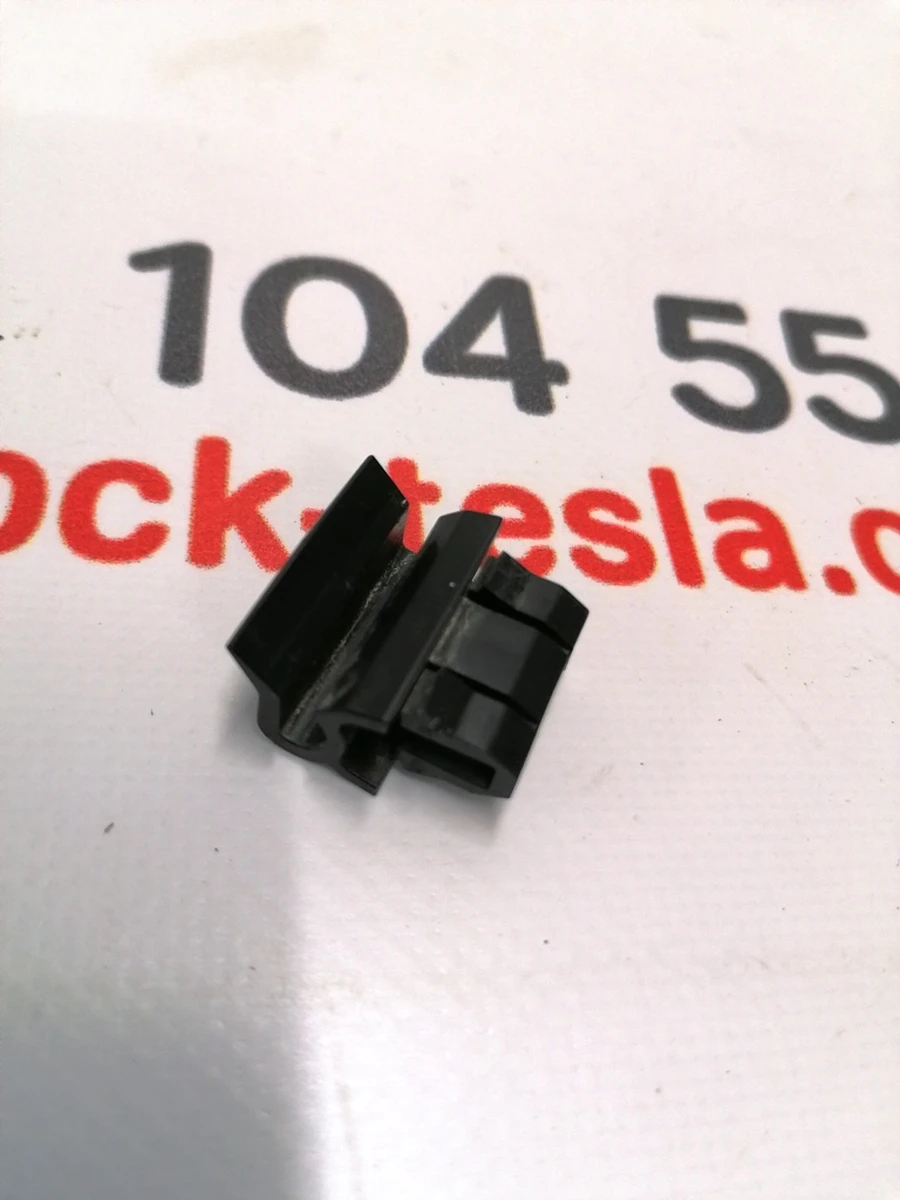 1 Кліпса кріплення переднього багажника (корито) до крила Tesla Model 3 1472872-00-B
