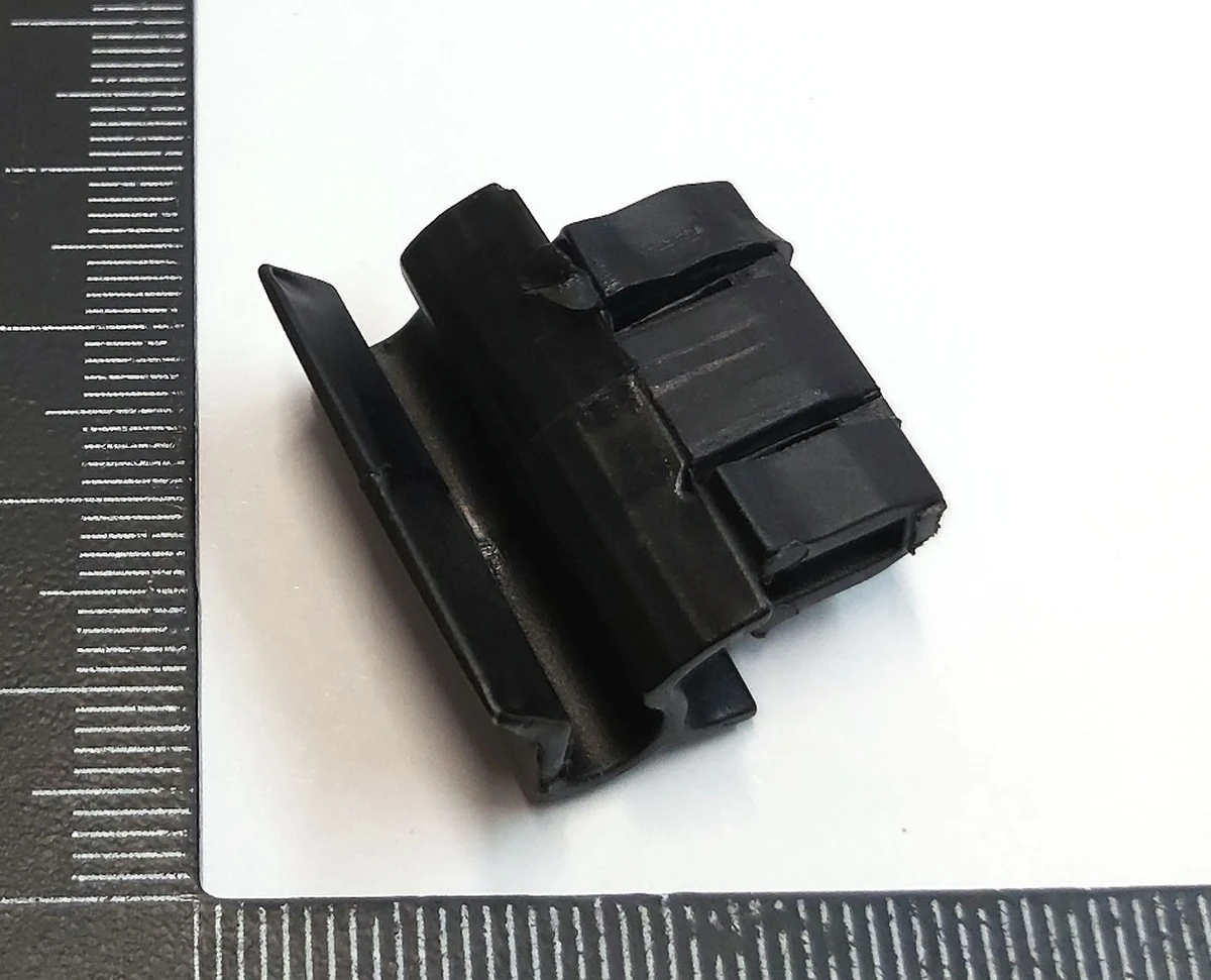 FRUNK-FENDER CLIP, ASY Tesla Model 3 1472873-00-C