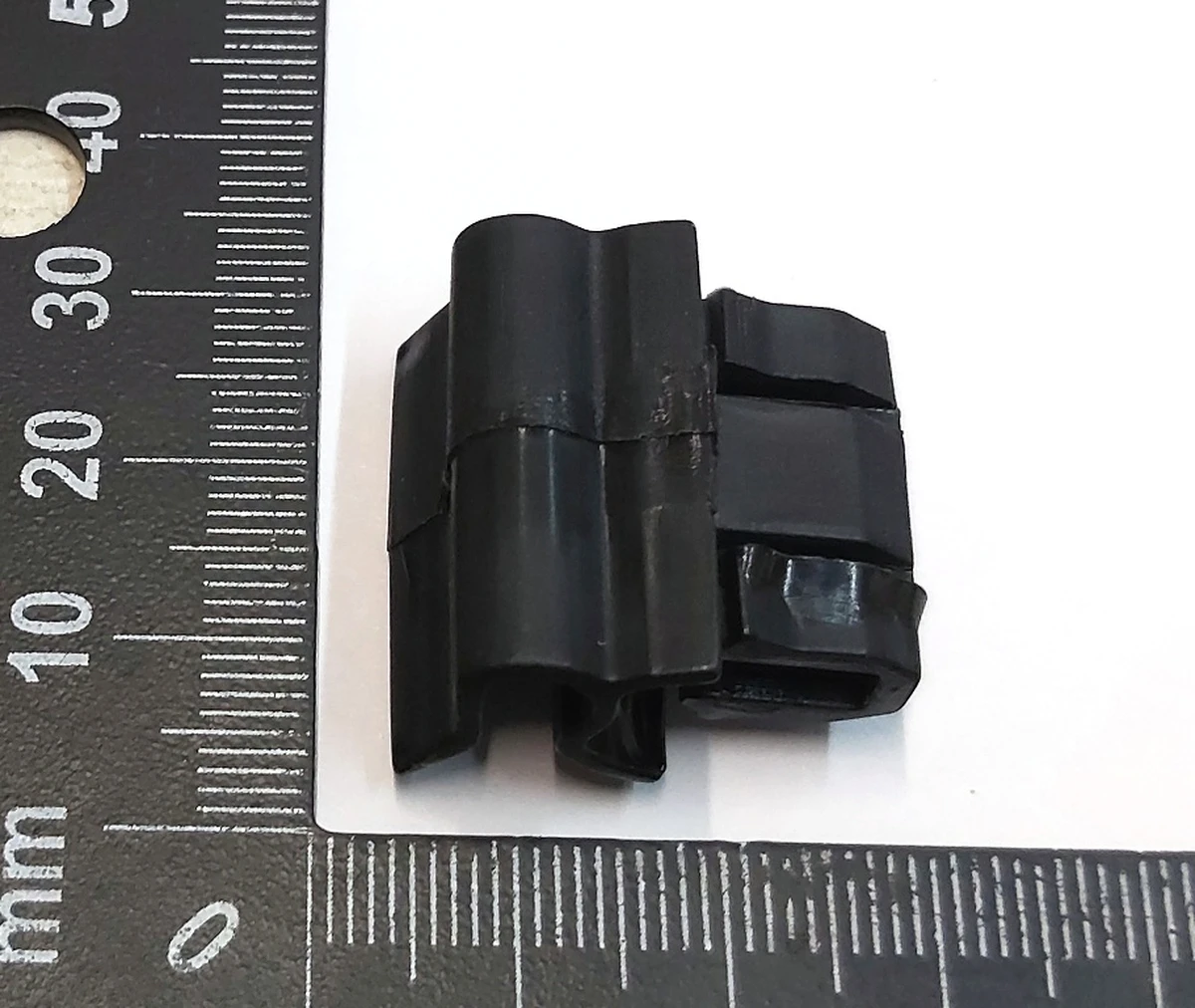 FRUNK-FENDER CLIP, ASY Tesla Model 3 1472873-00-C