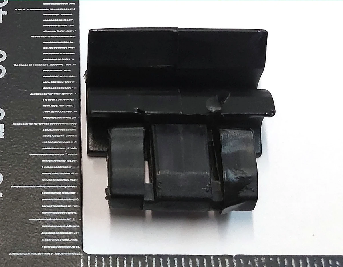 FRUNK-FENDER CLIP, ASY Tesla Model 3 1472873-00-C