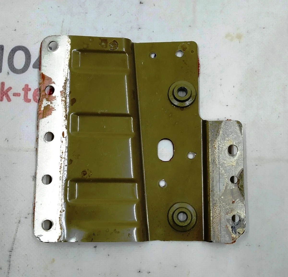 3 Четверть передняя левая проставка между полкой крыла (пистолетом) и стаканом Tesla model S, model S REST 1477323-S0-B