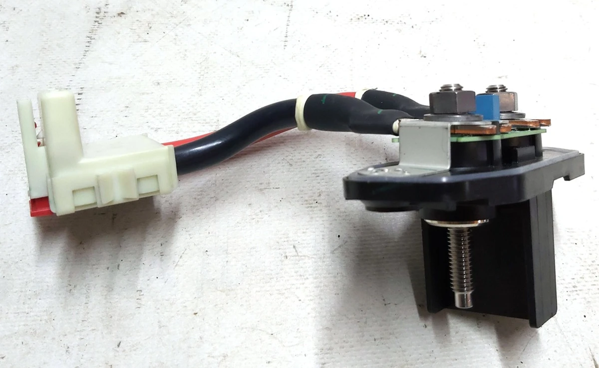 Роз'єм низьковольтний 12V від DC DC до основної батареї у зборі з платою Tesla model Y 1478576-00-B