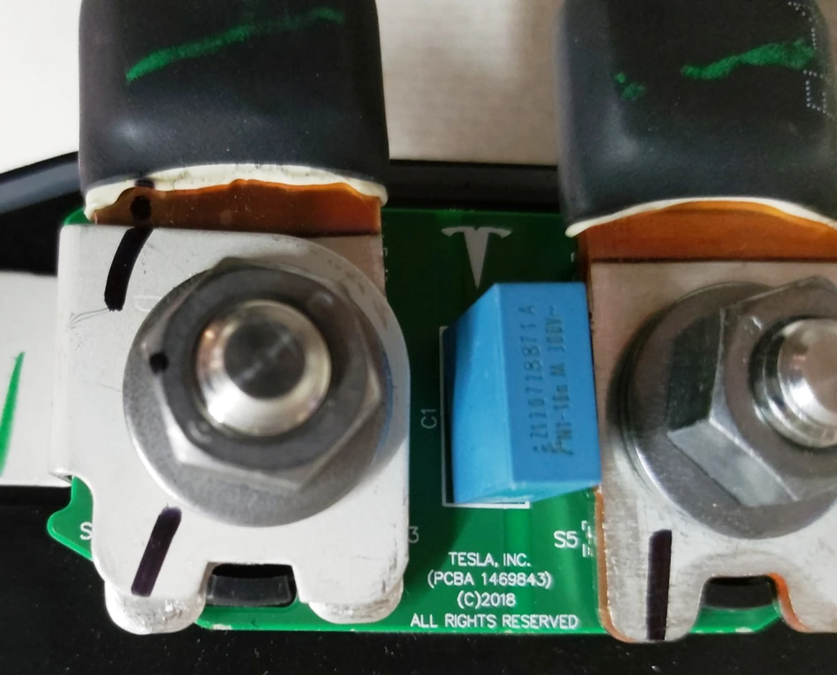 Роз'єм низьковольтний 12V від DC DC до основної батареї у зборі з платою Tesla model Y 1478576-00-B