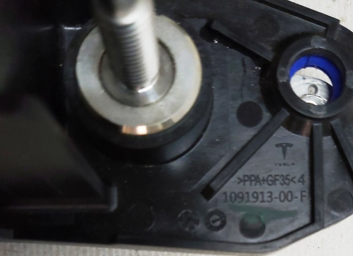 Роз'єм низьковольтний 12V від DC DC до основної батареї у зборі з платою Tesla model Y 1478576-00-B