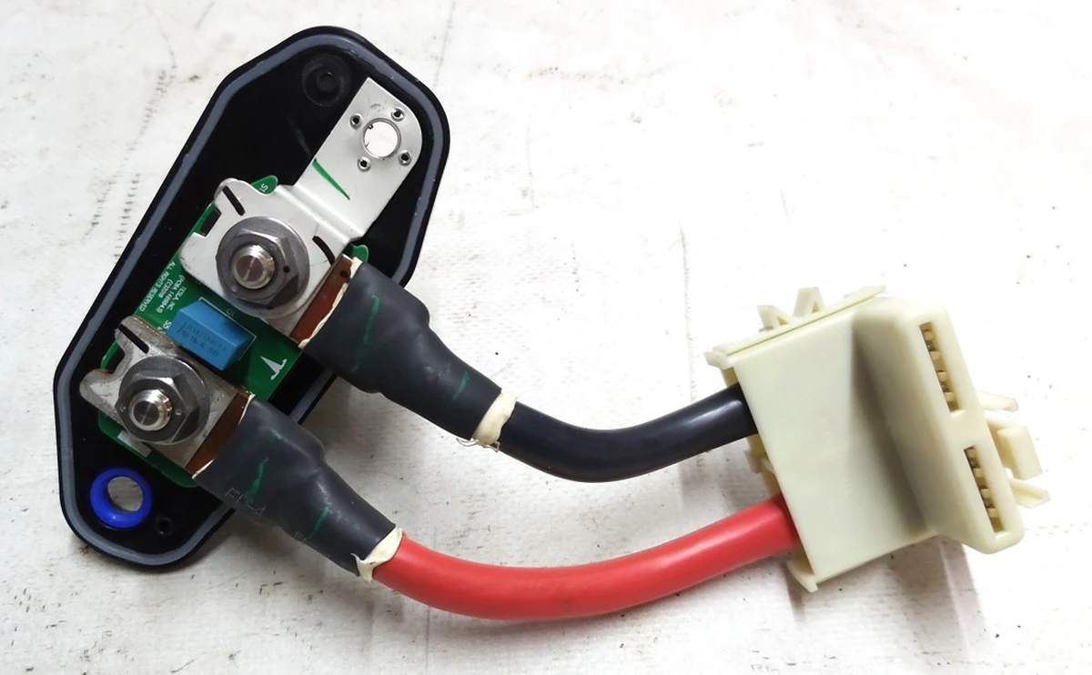 Роз'єм низьковольтний 12V від DC DC до основної батареї у зборі з платою Tesla model Y 1478576-00-B