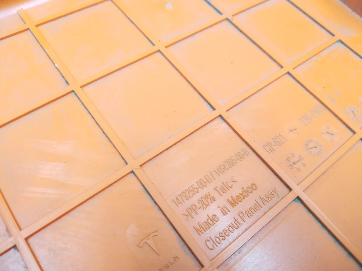 4 Крышка порта зарядки внутренняя Tesla model 3 1479255-00-B