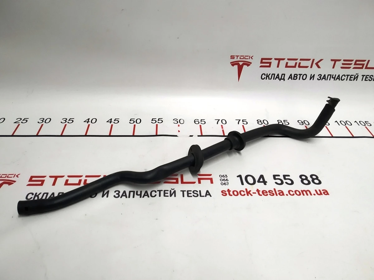 5 Сливной шланг кондиционера с противоконденсатной заслонкой и уплотнителями Tesla model S 1486478-00-A