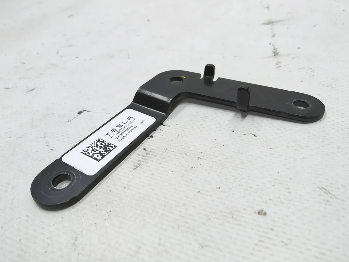 8 Кронштейн крепления клаксонов V-образный Tesla Model 3 1486943-00-A