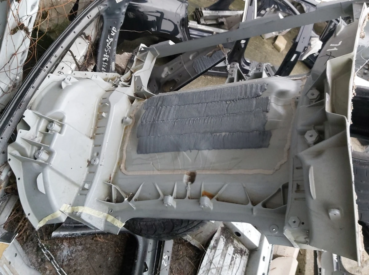 7 CAST RUB ONE PIECE E-COATED monolith with damage Tesla model Y 1587451-S0-E