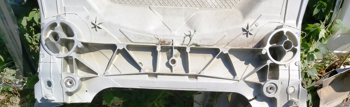 7 CAST RUB ONE PIECE E-COATED monolith with damage Tesla model Y 1587451-S0-E