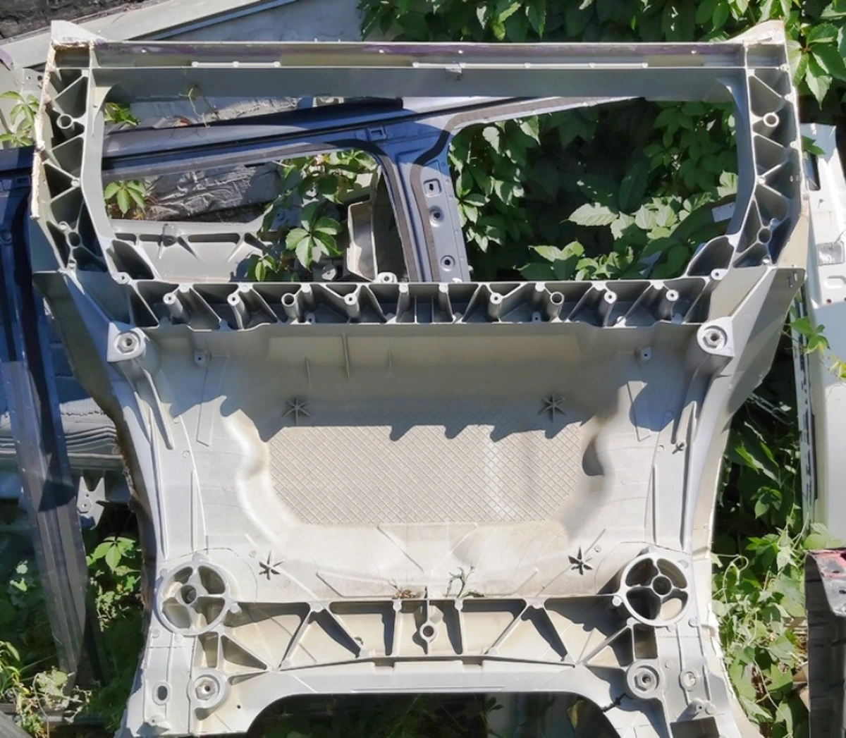 7 CAST RUB ONE PIECE E-COATED monolith with damage Tesla model Y 1587451-S0-E