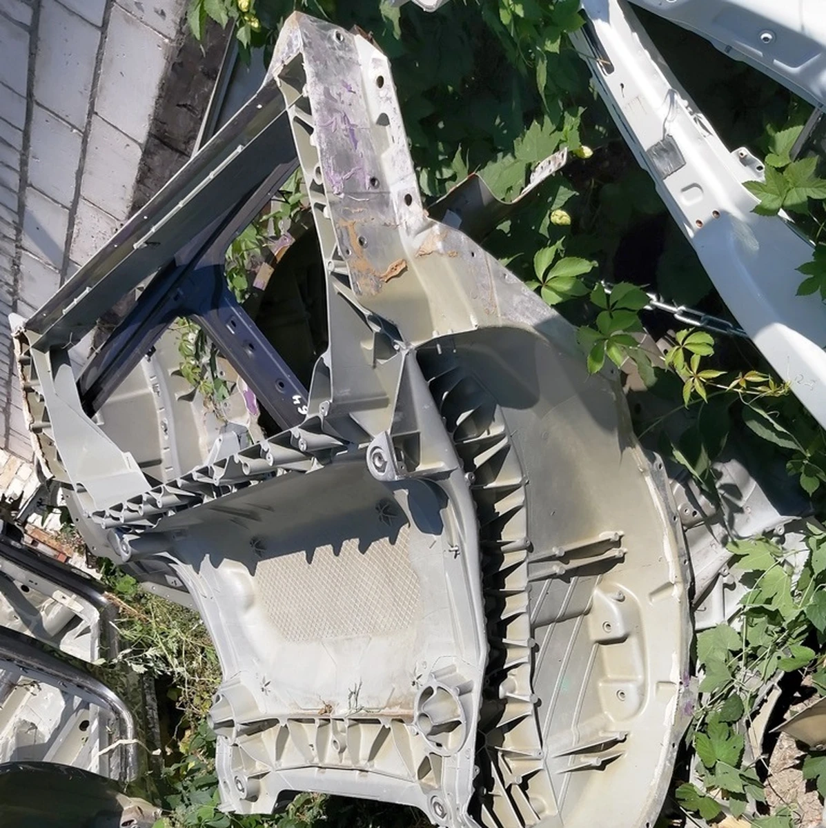 7 CAST RUB ONE PIECE E-COATED monolith with damage Tesla model Y 1587451-S0-E