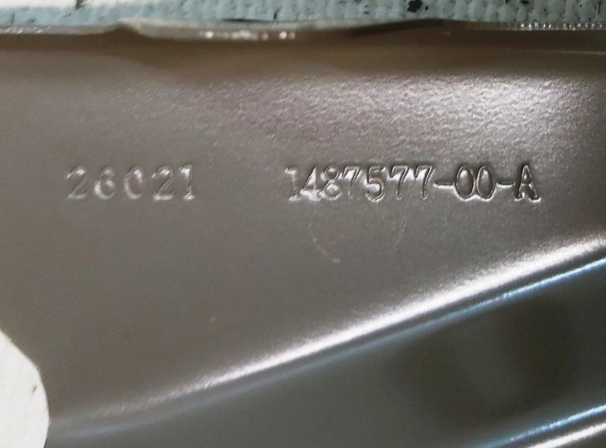 34 Кронштейн крила лівий Tesla model Y 1487695-S0-A