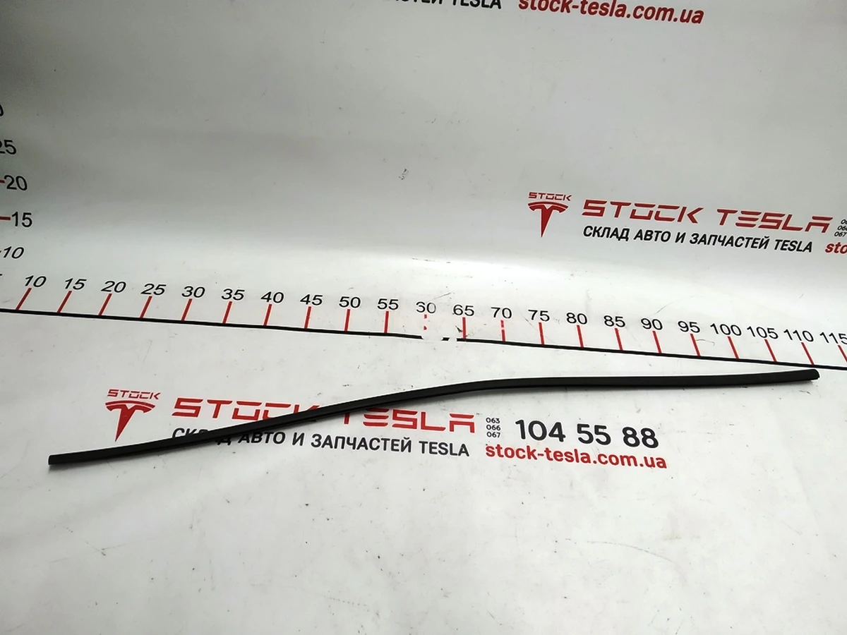11 Уплотнитель верхний межсекционный двери задней Tesla model X 1487622-00-B