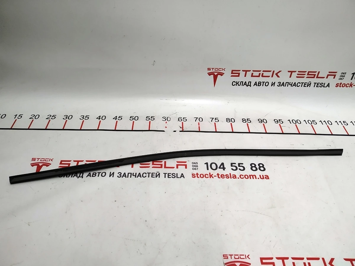11 Уплотнитель верхний межсекционный двери задней Tesla model X 1487622-00-B