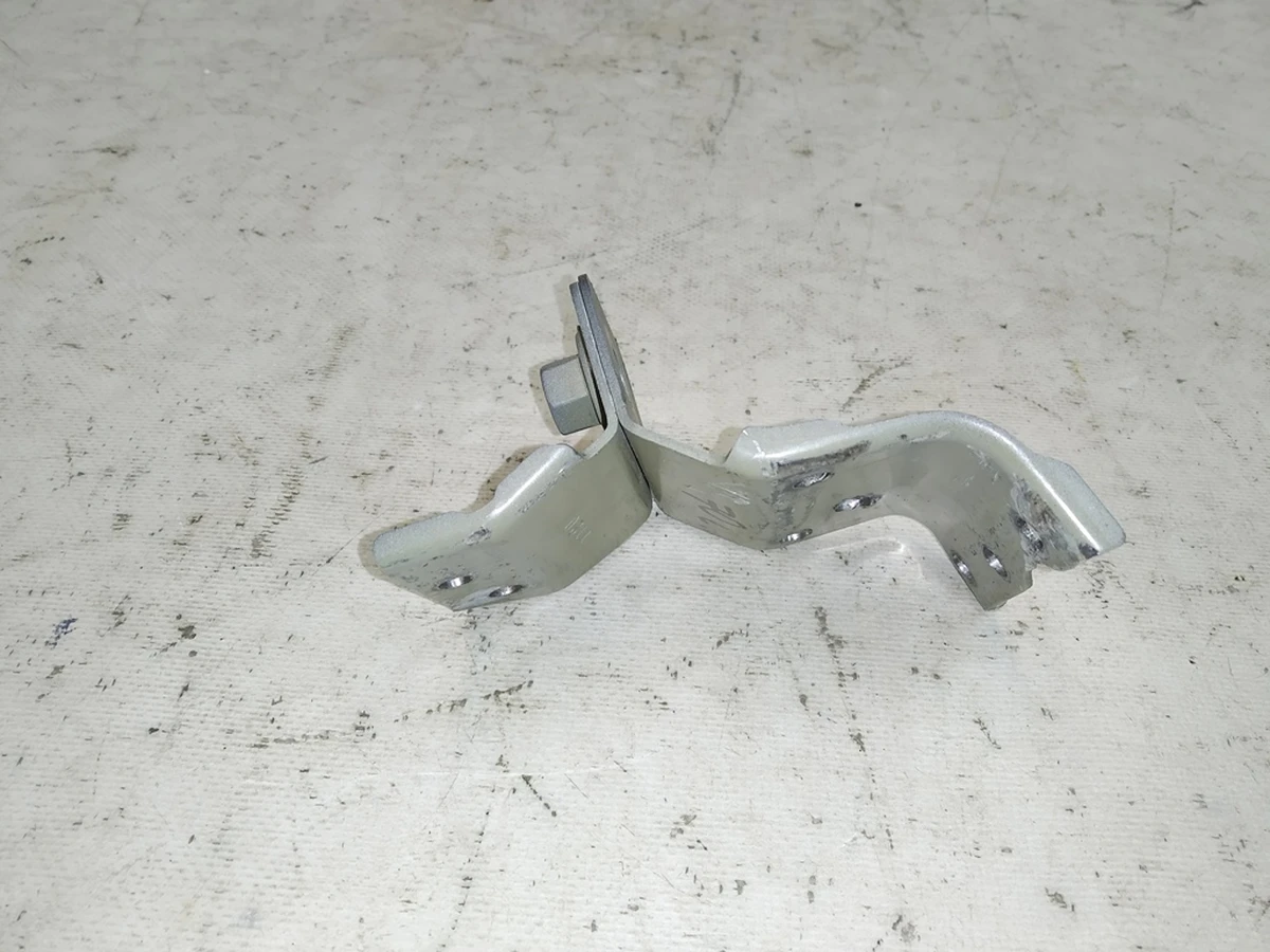 16 Кронштейн балки багажника переднього лівого з гайкою Tesla model Y 1487677-S0-A