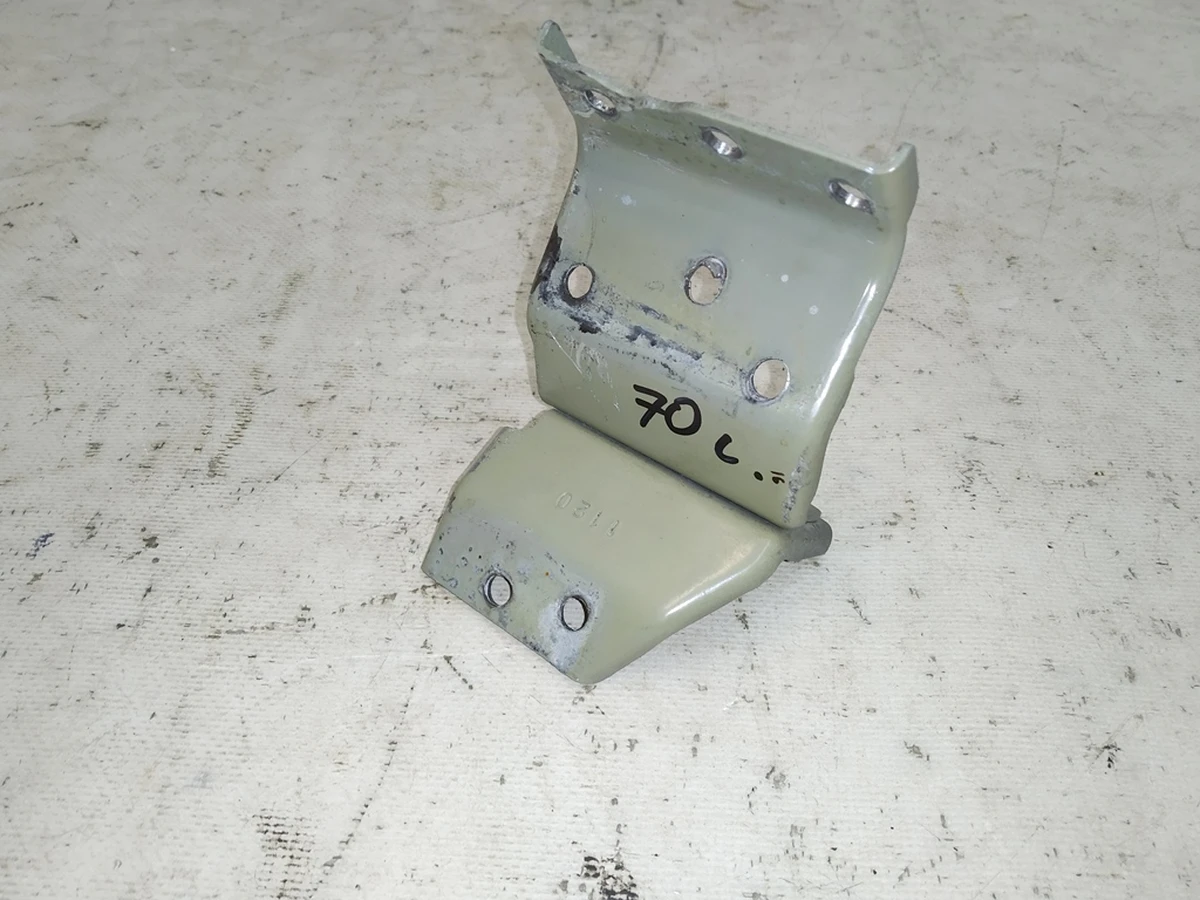 16 Кронштейн балки багажника переднього лівого з гайкою Tesla model Y 1487677-S0-A