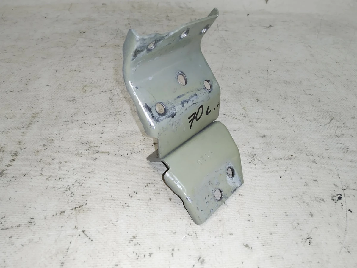 16 Кронштейн балки багажника переднього лівого з гайкою Tesla model Y 1487677-S0-A