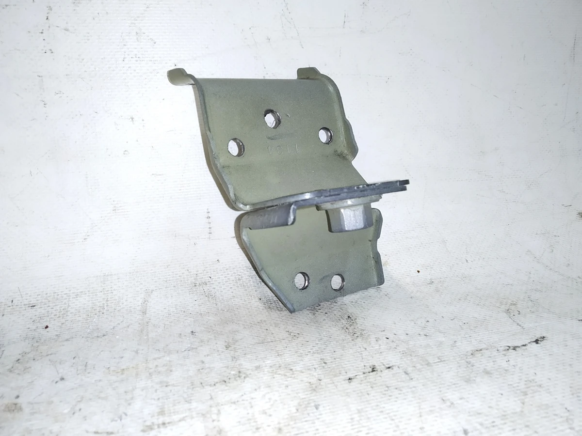 16 Кронштейн балки багажника переднього лівого з гайкою Tesla model Y 1487677-S0-A