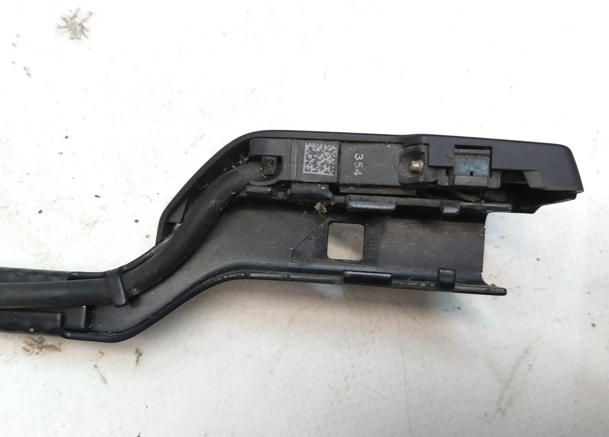 2 Важіль склоочисника лівий з магістраллю та форсункою у зборі Tesla model Y 1490245-00-C