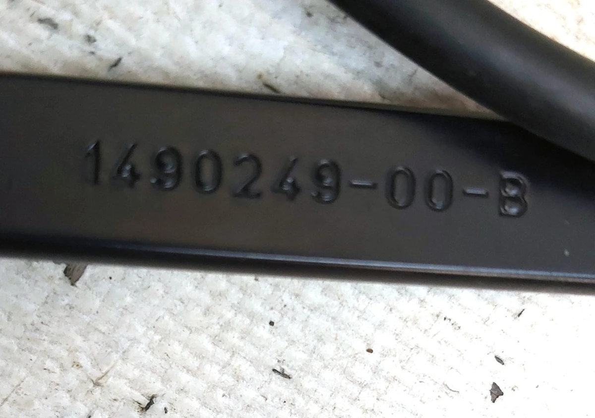 8 Right windshield wiper arm with line, brush and nozzle assembly with damage Tesla model Y 1490248-00-C