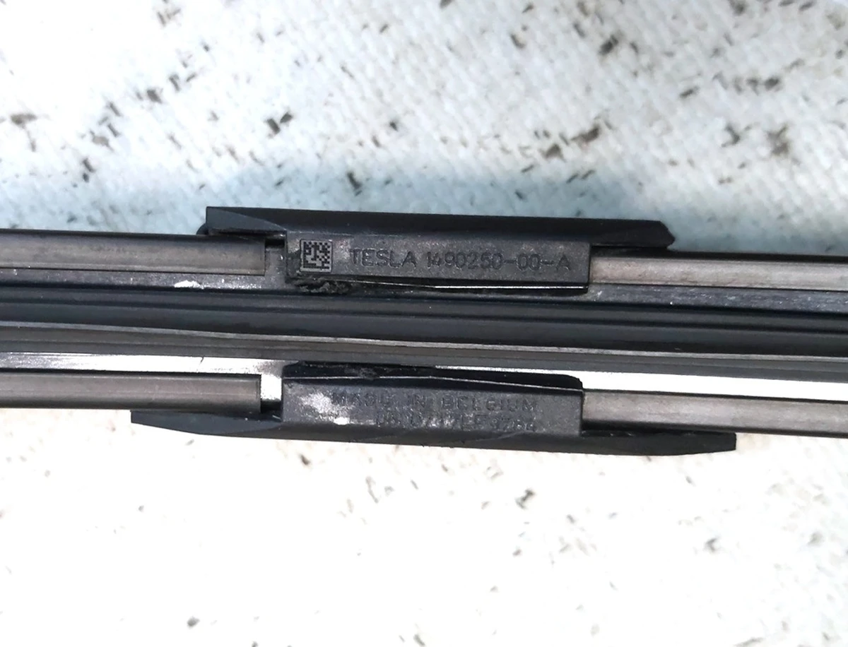 5 Щётка стеклоочистителя (дворника) правого Tesla model Y 1490250-00-A