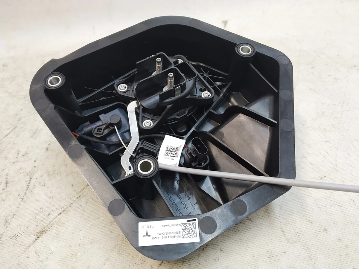 1 Порт зарядки REV01 в зборі Tesla model 3, model Y 1490374-10-E