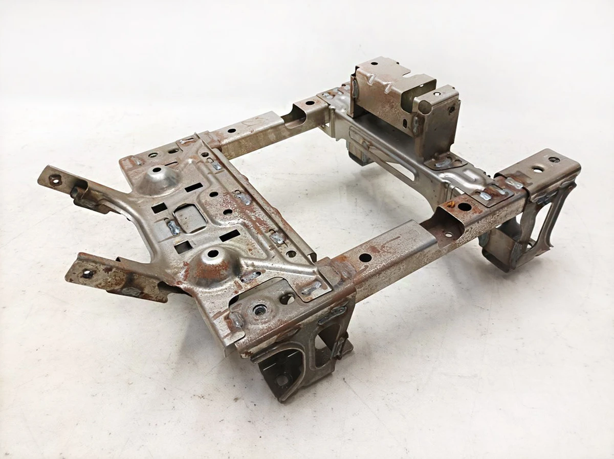 16 Основание (подиум) сиденья 1-го ряда центральный Tesla Model Y 1490674-98-D