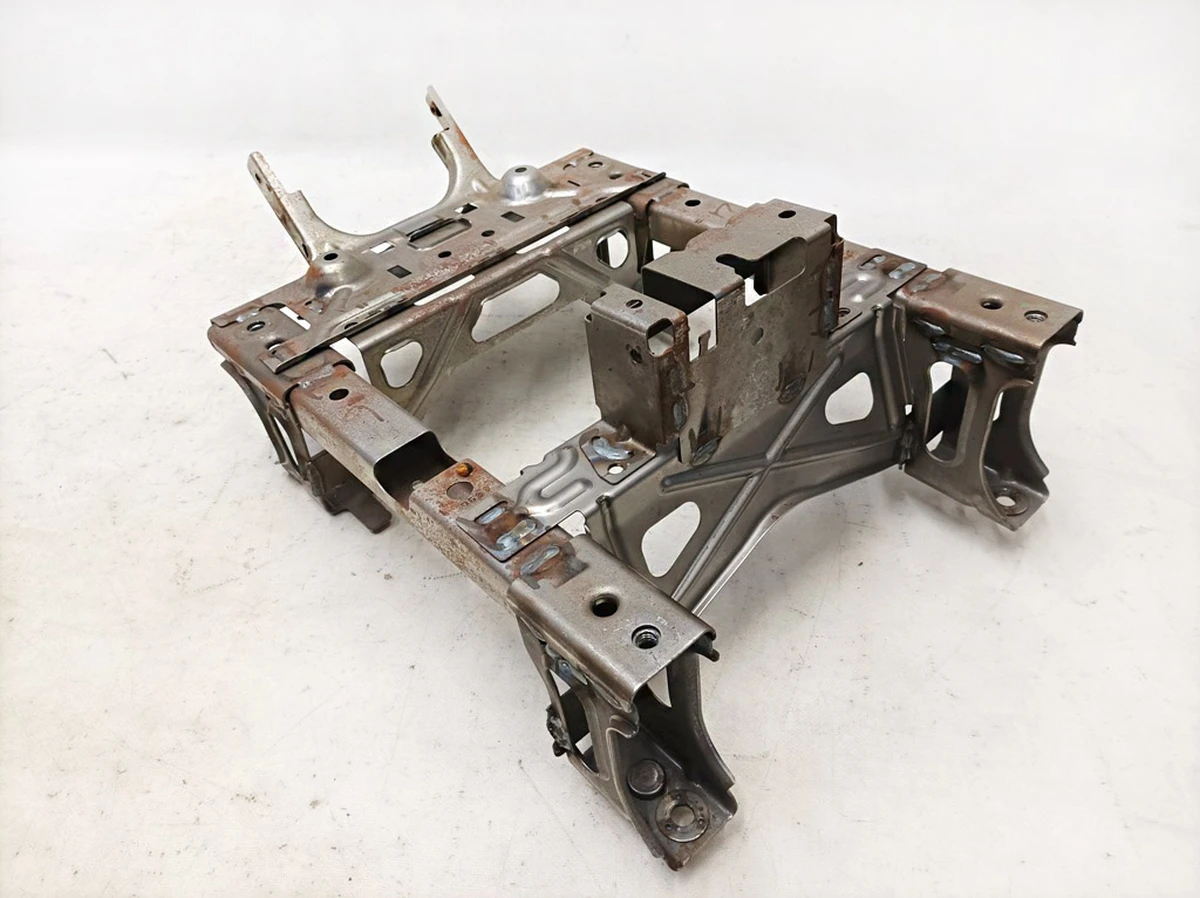 16 Основание (подиум) сиденья 1-го ряда центральный Tesla Model Y 1490674-98-D