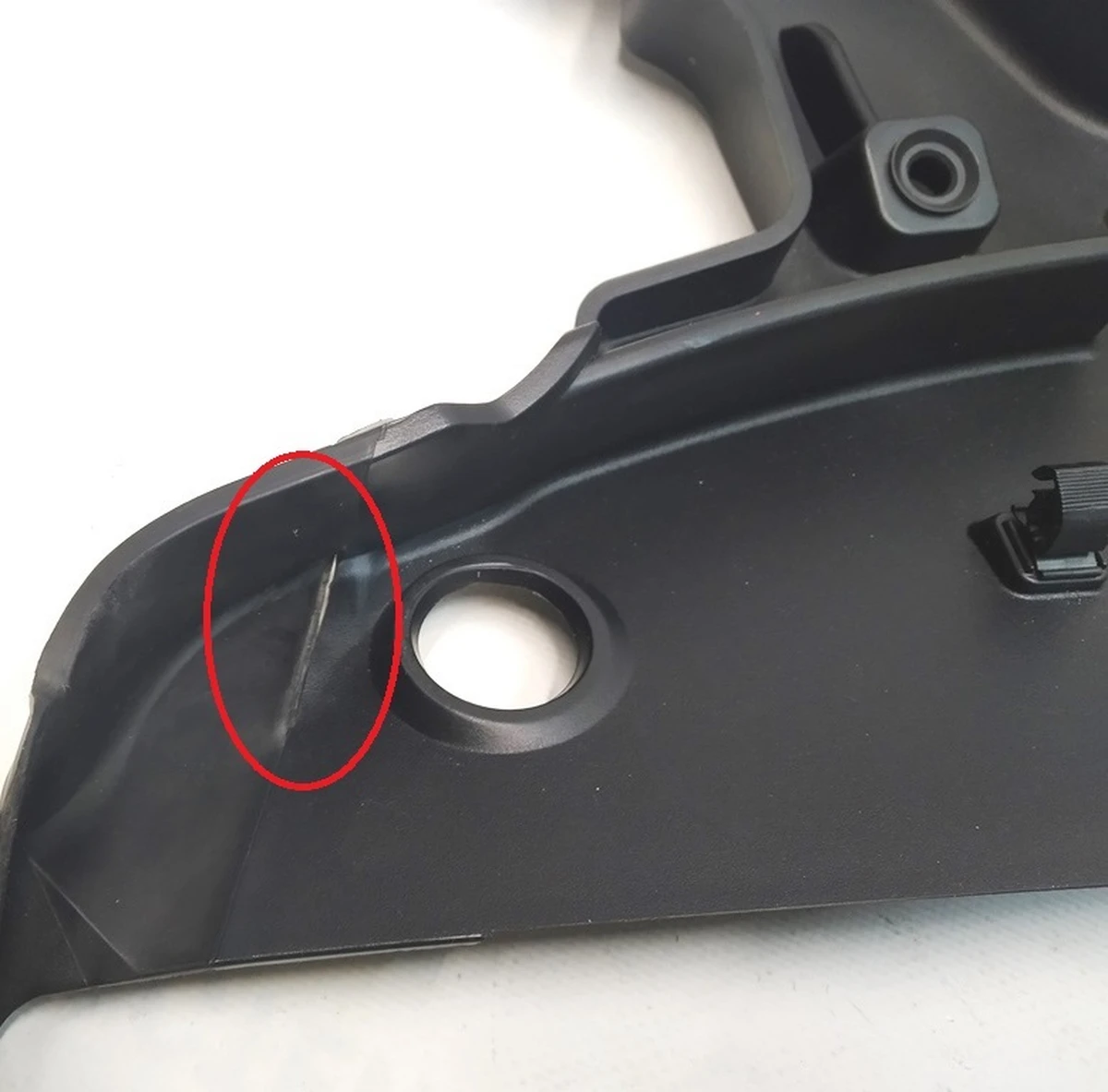 1 Подкапотная накладка стеклоочистителей с повреждением Tesla Model Y 1492603-00-D