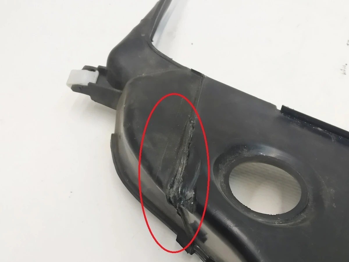 1 Подкапотная накладка стеклоочистителей с повреждением Tesla Model Y 1492603-00-D