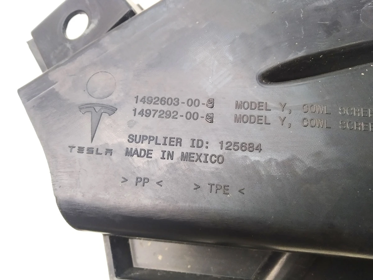 1 Подкапотная накладка стеклоочистителей с повреждением Tesla Model Y 1492603-00-D