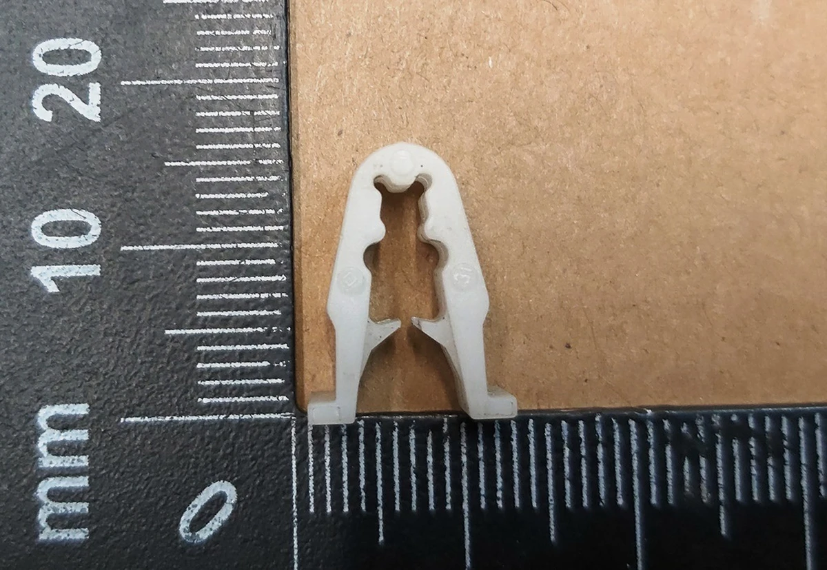 12 Клипса подкапотной накладки стеклоочистителей (жабо) боковая белая пластик Tesla Model Y 1492603-00-D