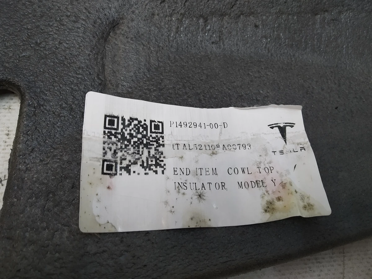 Теплошумоізолятор інструментальної панелі (торпедо) з кліпсами Tesla Model Y 1492941-00-D
