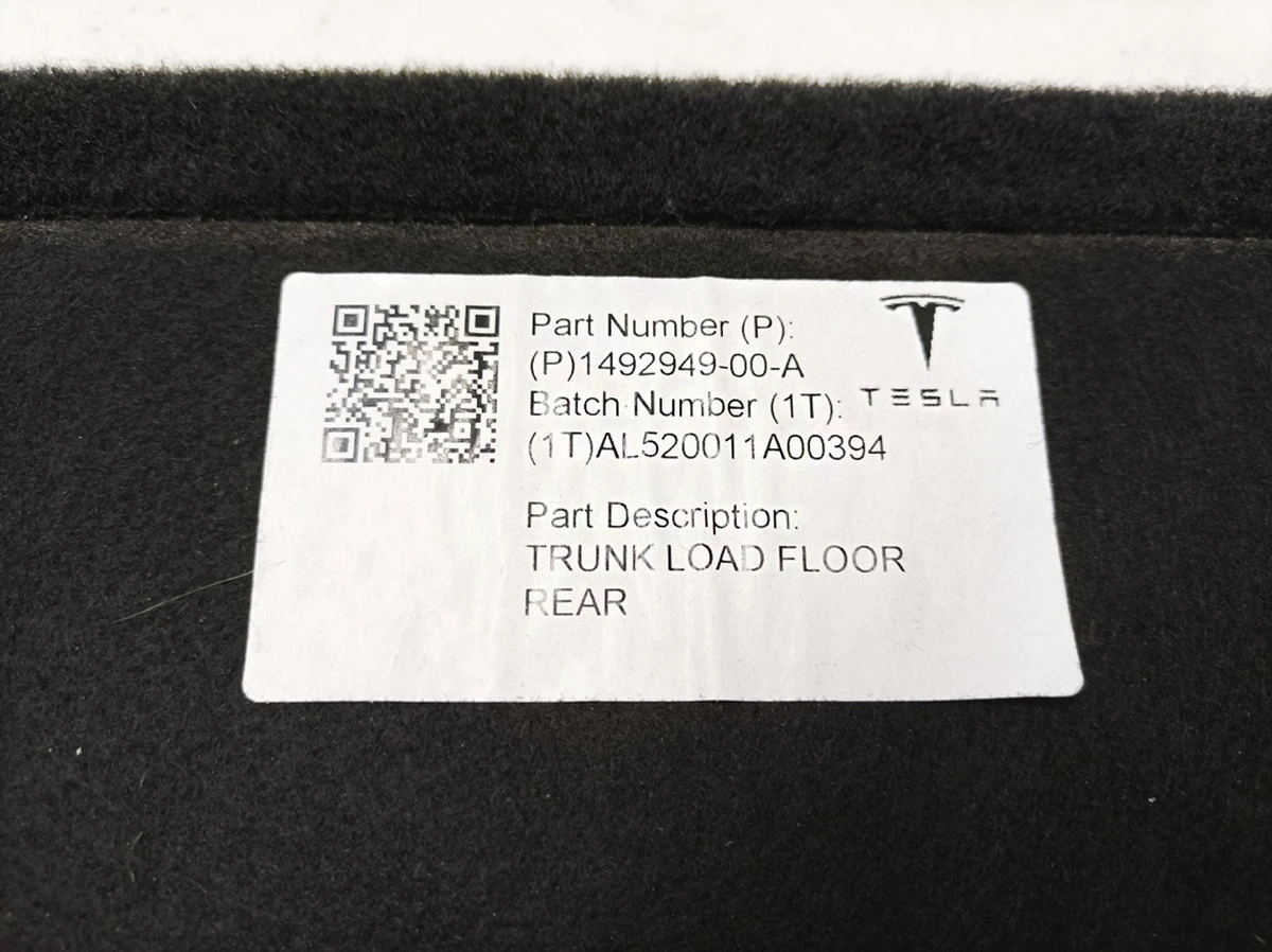 3 Bottom luggage compartment shelf with damage Tesla model Y 1492949-00-A