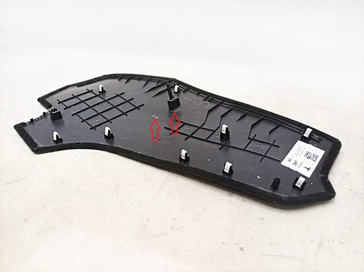 29 Облицювання центральної консолі ліва передня (з пошкодженням) Tesla model Y 1493061-00-C