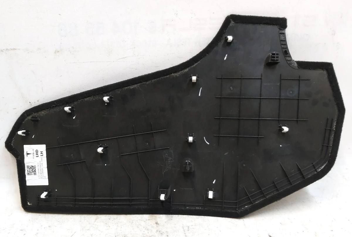 29 Облицювання центральної консолі ліва передня Tesla model Y 1493061-00-C