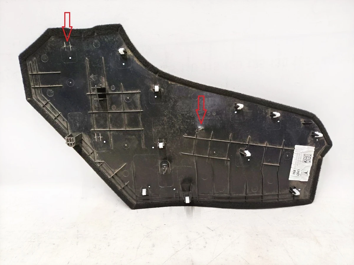 30 Centre console trim right front with damage Tesla model Y 1493062-00-C