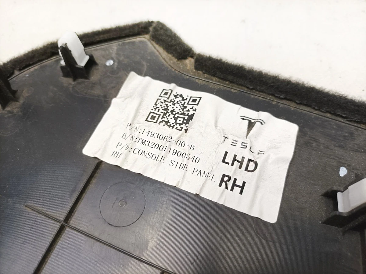 30 Centre console trim right front with damage Tesla model Y 1493062-00-C