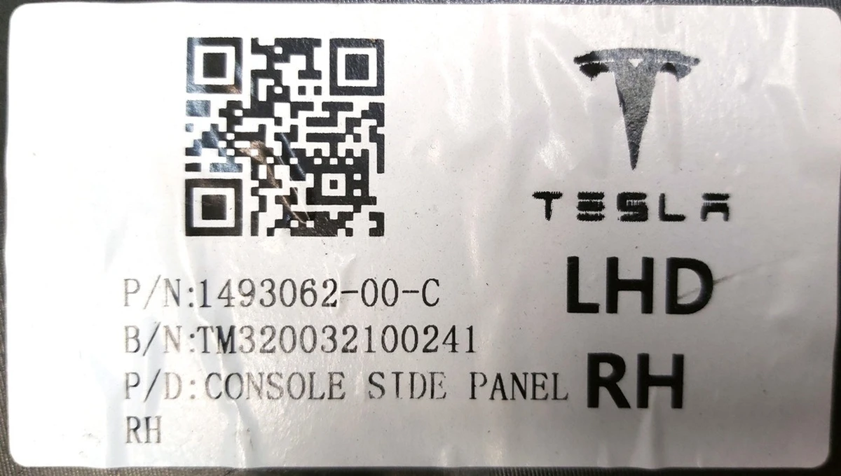 30 Облицювання центральної консолі права передня Tesla model Y 1493062-00-C