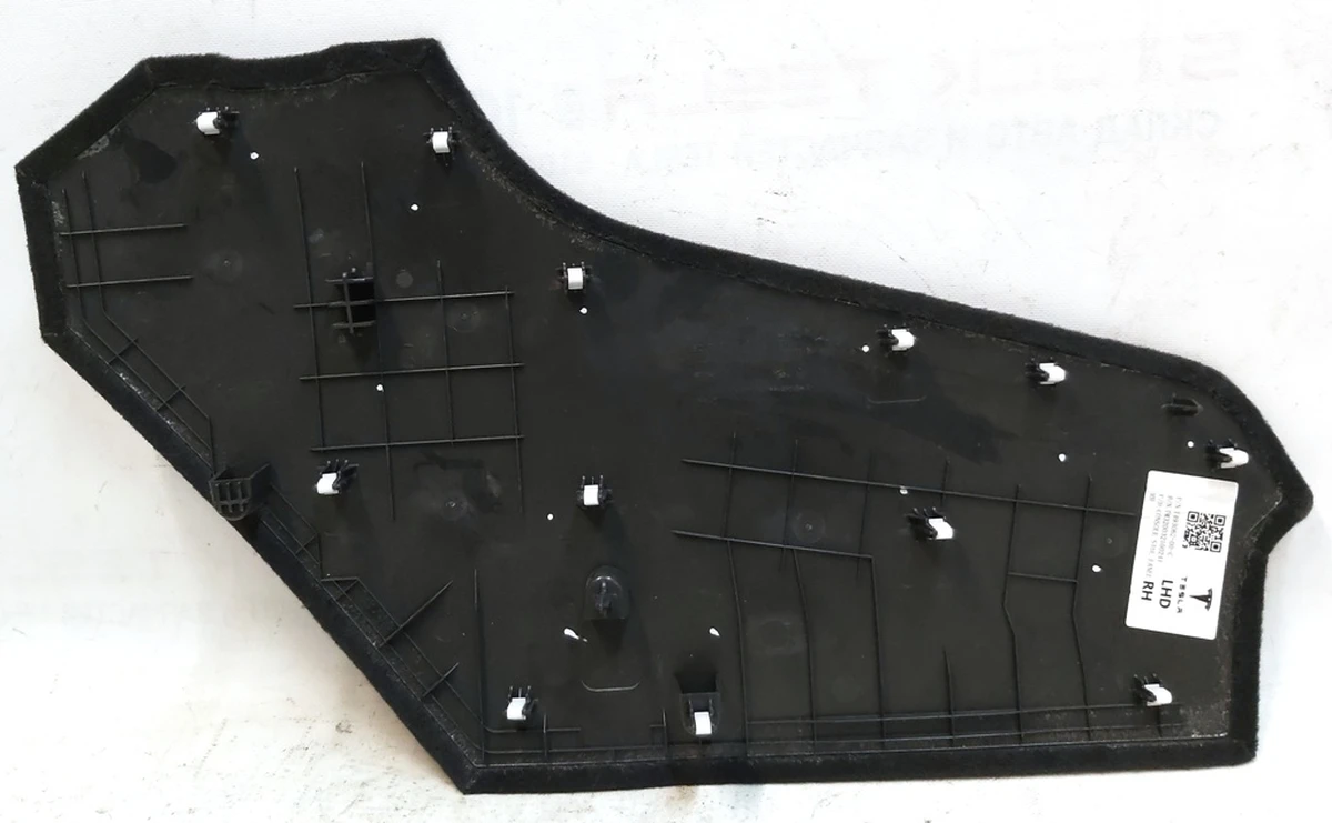 30 Облицювання центральної консолі права передня Tesla model Y 1493062-00-C