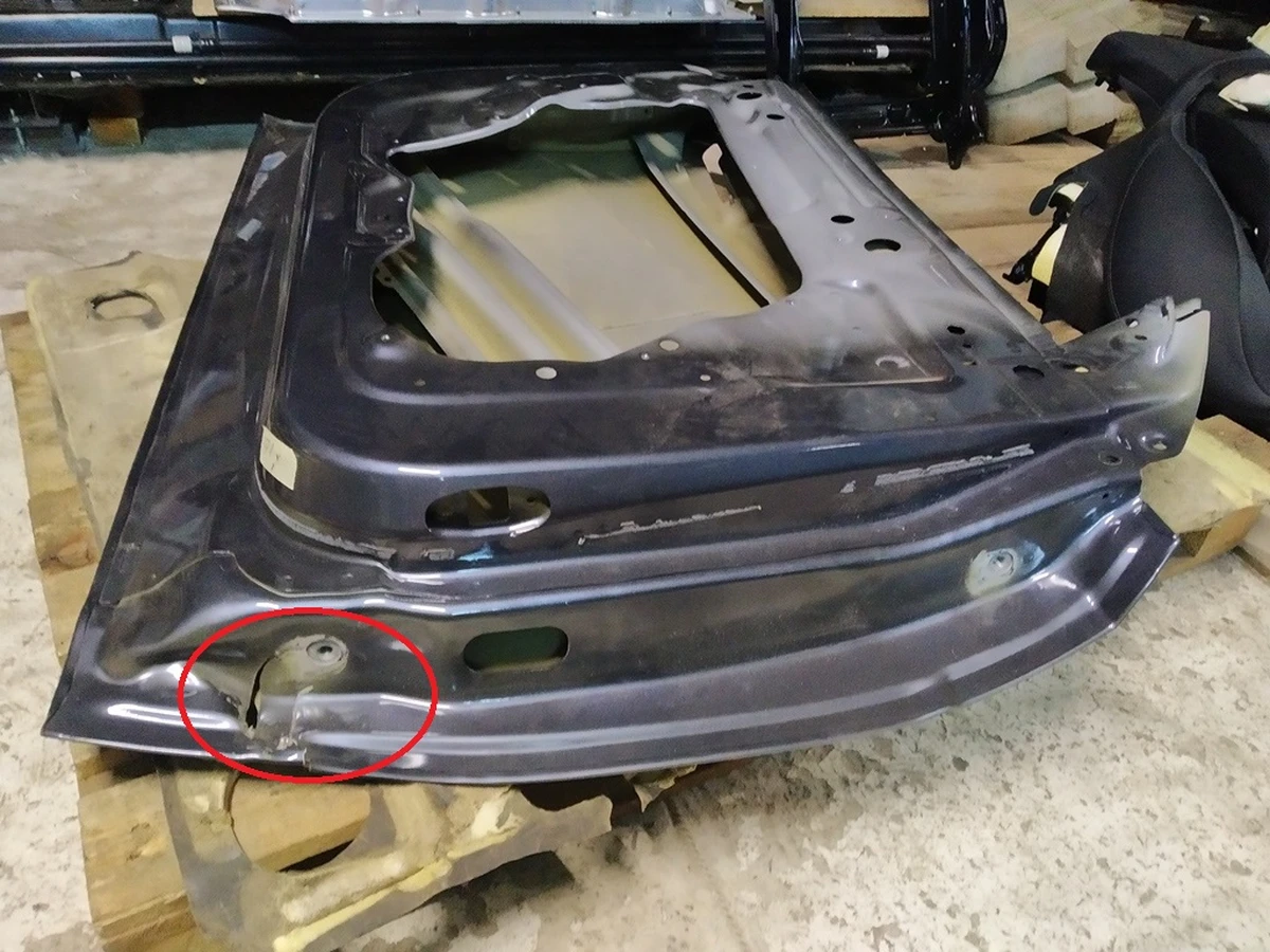 4 Дверь передняя левая PMNG с повреждением Tesla mode Y 1493549-S0-A