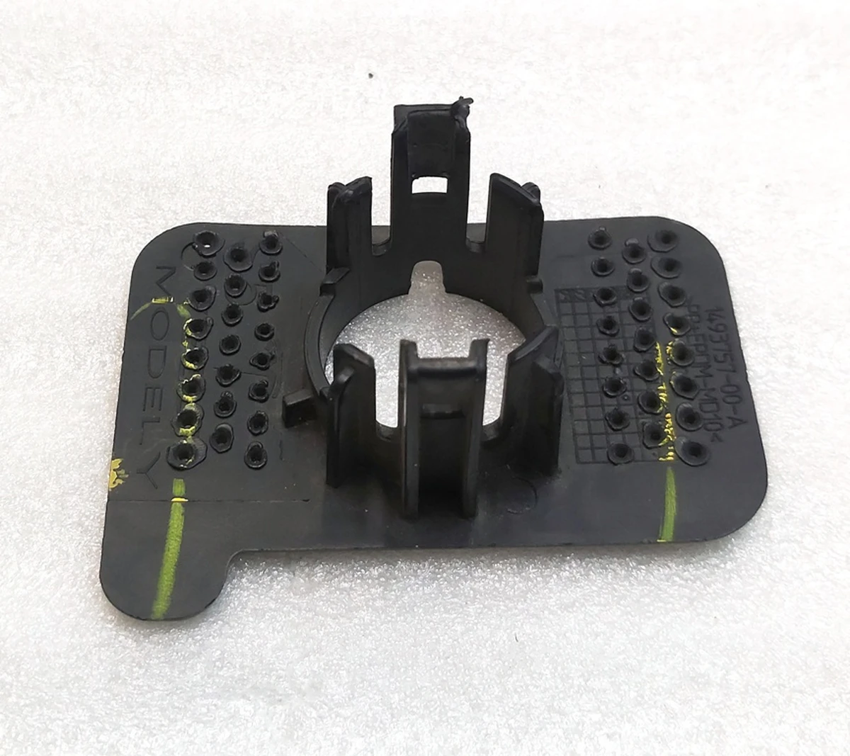 4 Кронштейн кріплення парктроніка передній бампер S5 PA Tesla Model Y 1493757-00-A